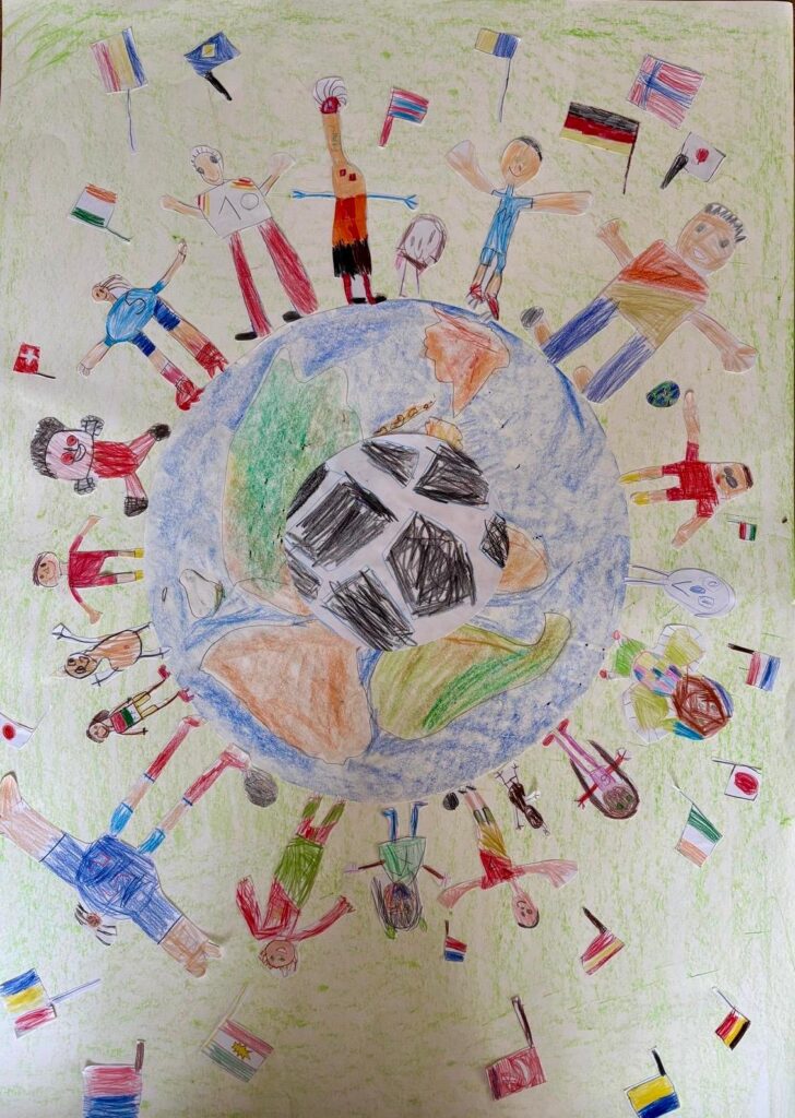Kinder halten sich an den Händen und bilden einen Kreis um eine große Erde, auf der ein Fußball liegt. Jedes Kind trägt eine andere Farbe, und um die Gruppe herum sind kleine Nationalflaggen gezeichnet, die globale Einheit und Vielfalt symbolisieren.