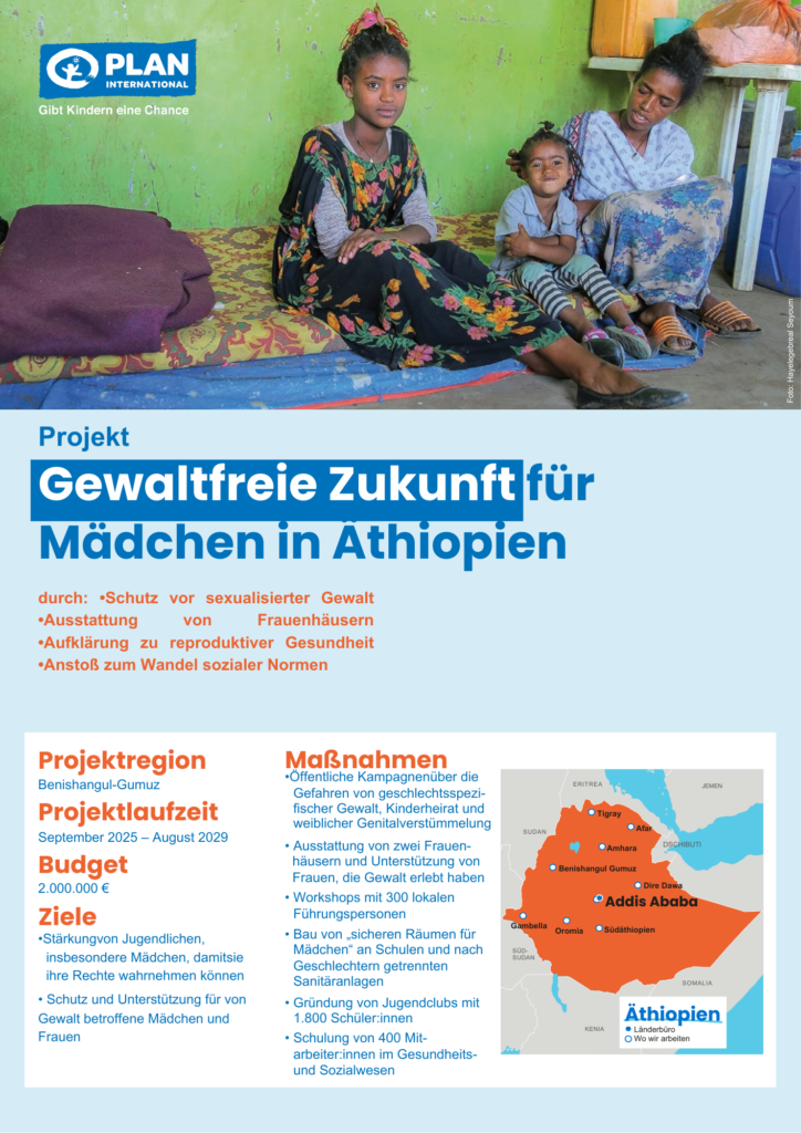 Eine Mutter und zwei Mädchen sitzen auf Decken in einem Raum mit blauen Wänden. Das Poster wirbt für ein Projekt für eine gewaltfreie Zukunft für Mädchen in Äthiopien und zeigt Ziele, Aktionen, eine Karte und das Logo von Plan International.
