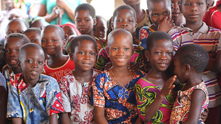 eine Gruppe lächelnder Kinder